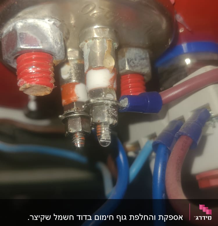 חיבורים חשמליים על דוד שמש עם חוטים צבעוניים